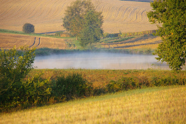 Un laquet fumant des premiers rayons chauds du soleil