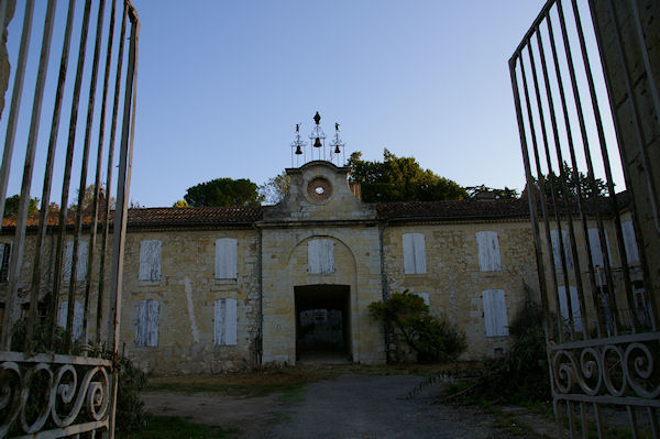 Belle batisse  la sortie de Lectoure