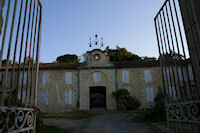 Belle batisse  la sortie de Lectoure