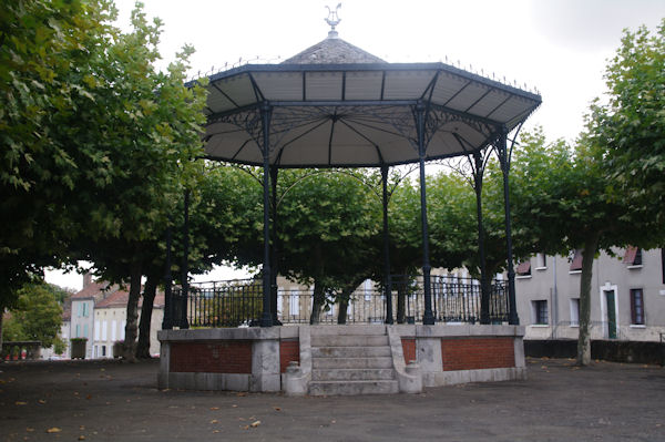 Un kiosque  musique  Condom