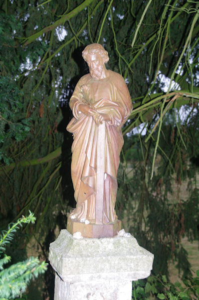 Une statue de St Pierre  la sortie de La Romieu