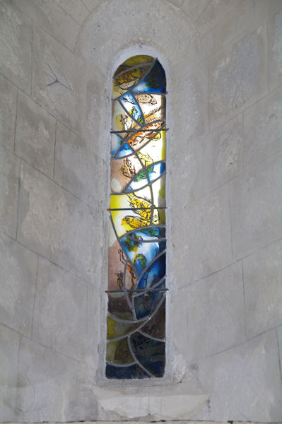 Un vitrail dans l_glise de Larressingle, on dirait du Matisse