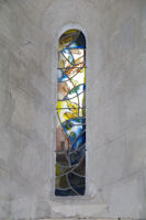 Un vitrail dans l_glise de Larressingle, on dirait du Matisse