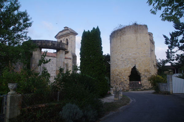 La tour et l_glise de Castelnau sur l_Auvignon