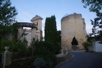 La tour et l_glise de Castelnau sur l_Auvignon