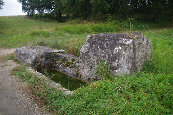 Un viel abreuvoir vers Machin sur le GR65