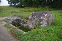 Un viel abreuvoir vers Machin sur le GR65