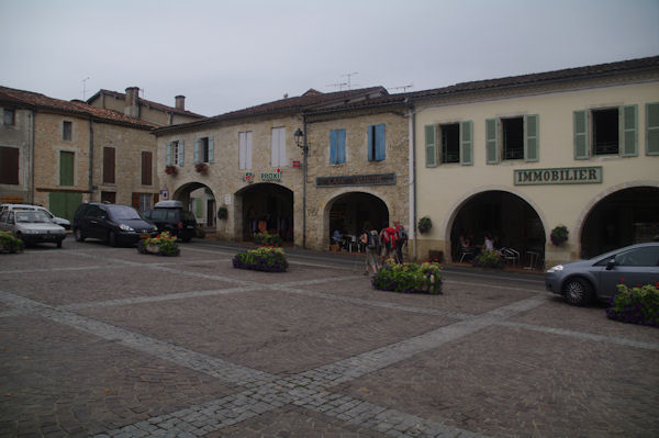 La place centrale de Montral du Gers