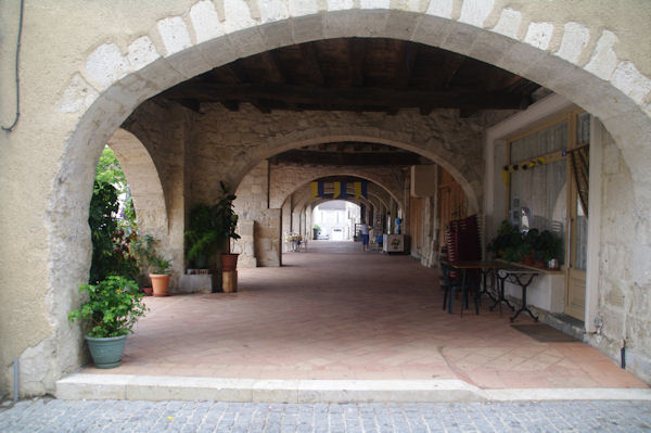 Les arcades sur la place centrale de Montral du Gers