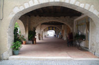 Les arcades sur la place centrale de Montral du Gers