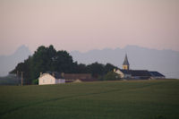 Vigne et son eglise, a gauche, le Pic du Midi d'Ossau