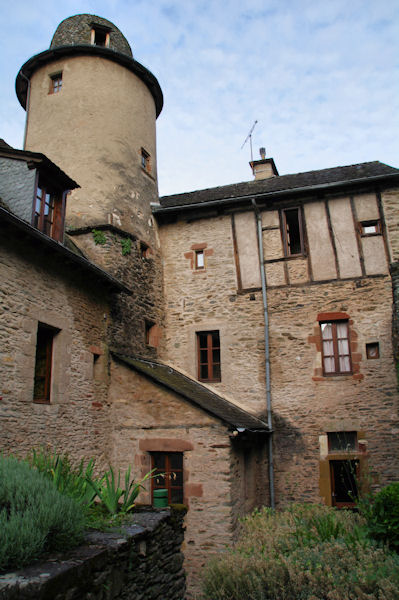 Dans la cour du gite communal de Conques