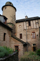 Dans la cour du gite communal de Conques