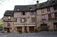 Sur la place de l'Abbatiale Ste Foy de Conques