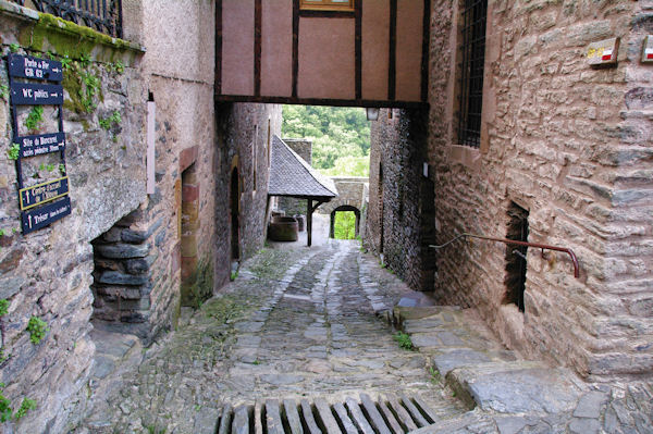 Une ruelle dans Conques, pour descendre vers le Dourdou