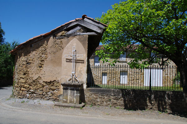 Une croix  Valzergues