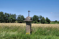 Une croix vers le terrain de sport de Galgan