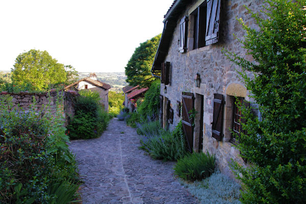 Une ruelle dans Peyrusse le Roc