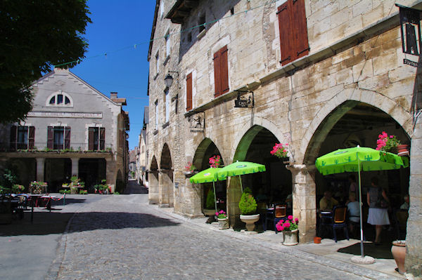 Les arcades de la place centrale de Villeneuve