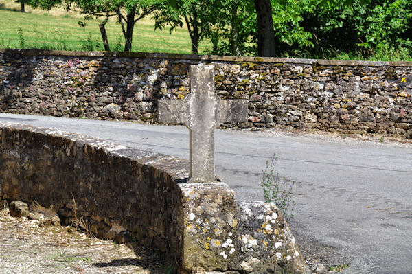 Une croix  Veuzac