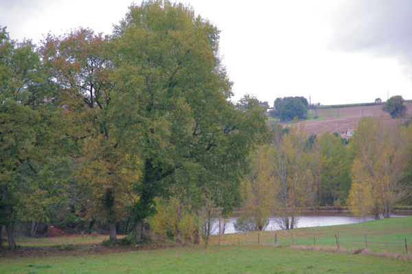 Un petit lac sous Les Guirbas