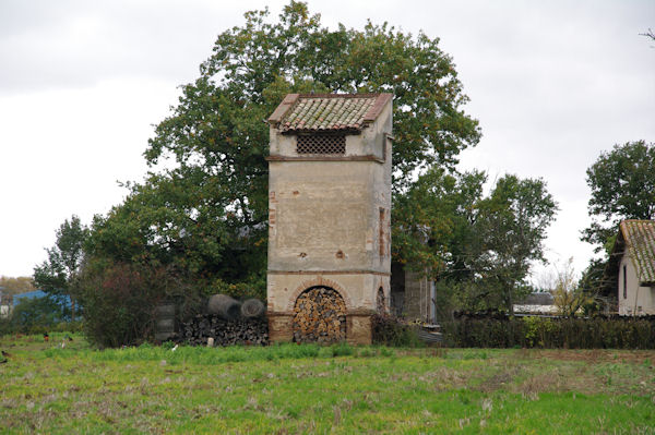 Un pigeonnier  la Gazanne Basse