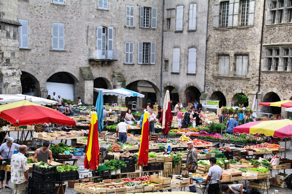 Jour de march sur la Place Notre Dame  Villefranche de Rouergue