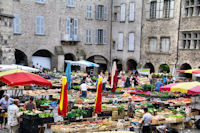 Jour de march sur la Place Notre Dame  Villefranche de Rouergue