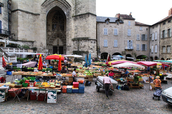 Jour de march sur la Place Notre Dame  Villefranche de Rouergue