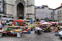 Jour de march sur la Place Notre Dame  Villefranche de Rouergue