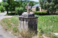 Une croix devant la Chapelle de la Piti  Monteils