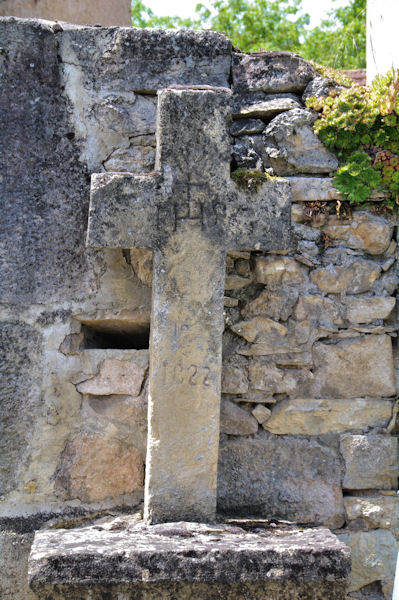 Une croix  Monteils