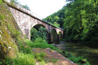 Le pont de chemin de fer et GR sur l_Aveyron