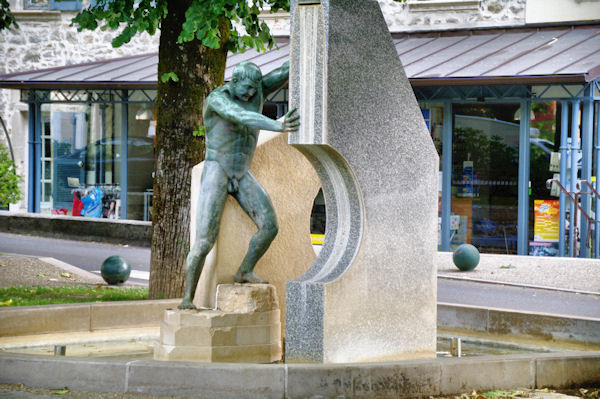 Statue signifiant la faille gologique de Villefranche de Rouergue