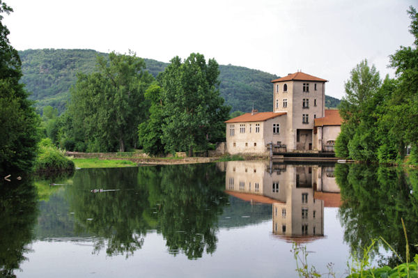 Un ancien moulin sur l_Aveyron