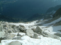 Vue du neve menant au portillon superieur, en bas le refuge de la Rencluse