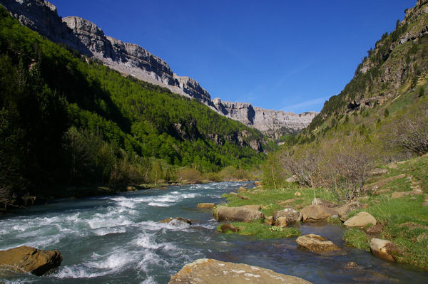 Le rio Arazas surmont par les falaises de Carquera