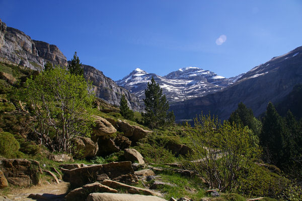 Le Mont Perdu et le Soum de Ramond apparaissent surplombant la valle