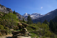 Le Mont Perdu et le Soum de Ramond apparaissent surplombant la vallee