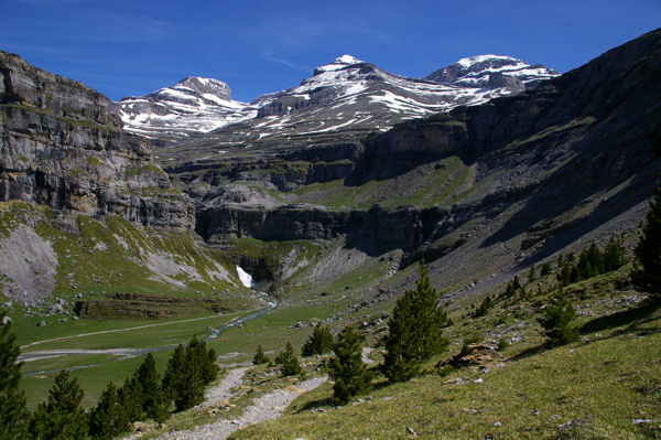 Le cylindre du Marbor, le Mont Perdu et le Soum de Ramond dominant le cirque de Soaso