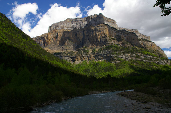 Le rio Arazas domin par le Morron de Tobacor