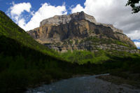 Le rio Arazas domin par le Morron de Tobacor