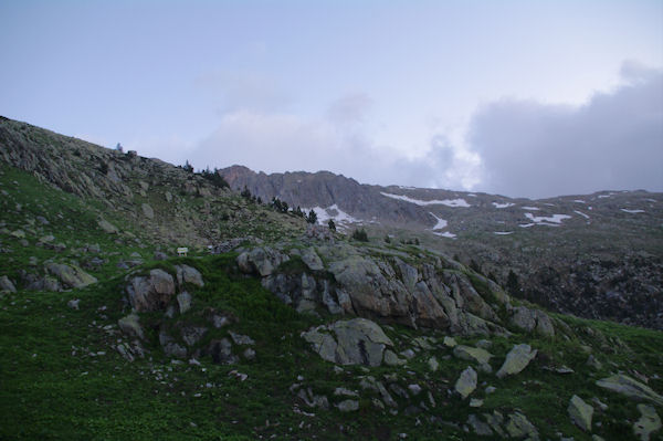 Le dpart du chemin derrire le refuge Angel Orus