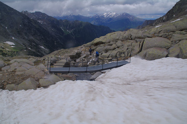 Le petit pont sur l_Aigueta de Llardaneta un peu tordu par les rigueurs de l_hivers