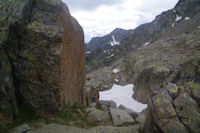 Belle pierre lisse avant de redescendre un petit vallon enneige