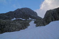 Un petit vallon enneige a remonter dans la vallee de Llardaneta