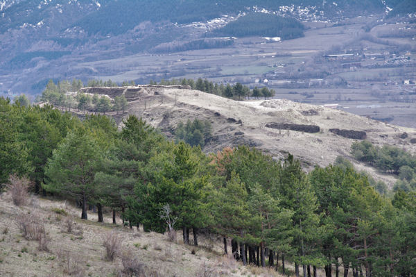 Le Puig de Llivia et son chateau ruin