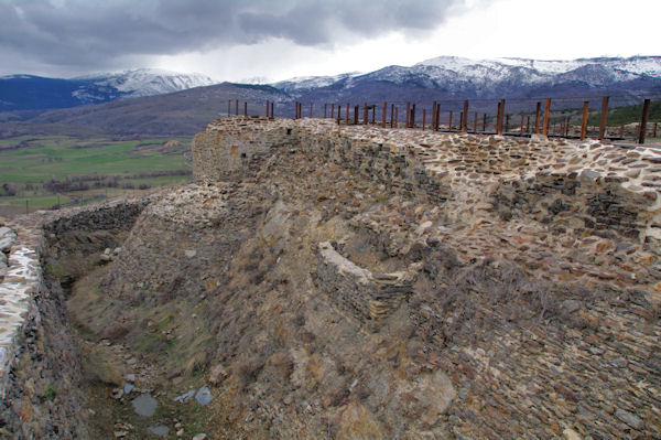 Les douves autour de chateau de Llivia