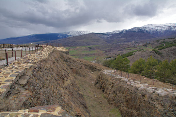 Les douves autour de chateau de Llivia