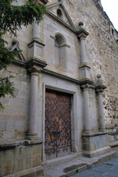 La porte de l_glise de Llivia